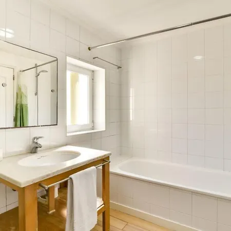 Amazing 3bdr W/lisbon View In Santos Lisbon